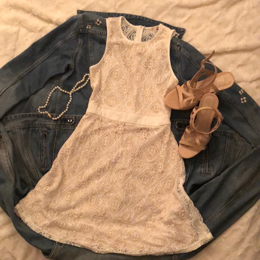 Lace, backless cream dress